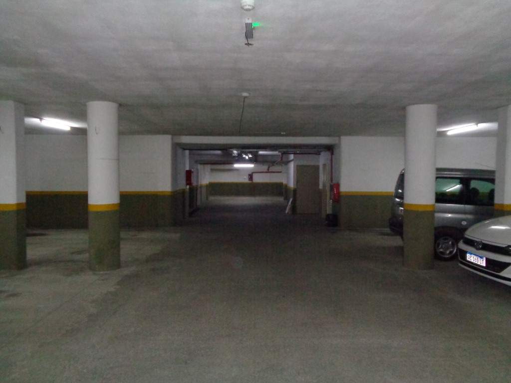 Barrio Nueva Córdoba - Excelente Cochera Privada, Amplia y Cubierta en Edificio de Categoría, con Fácil Acceso y Portón Automático
