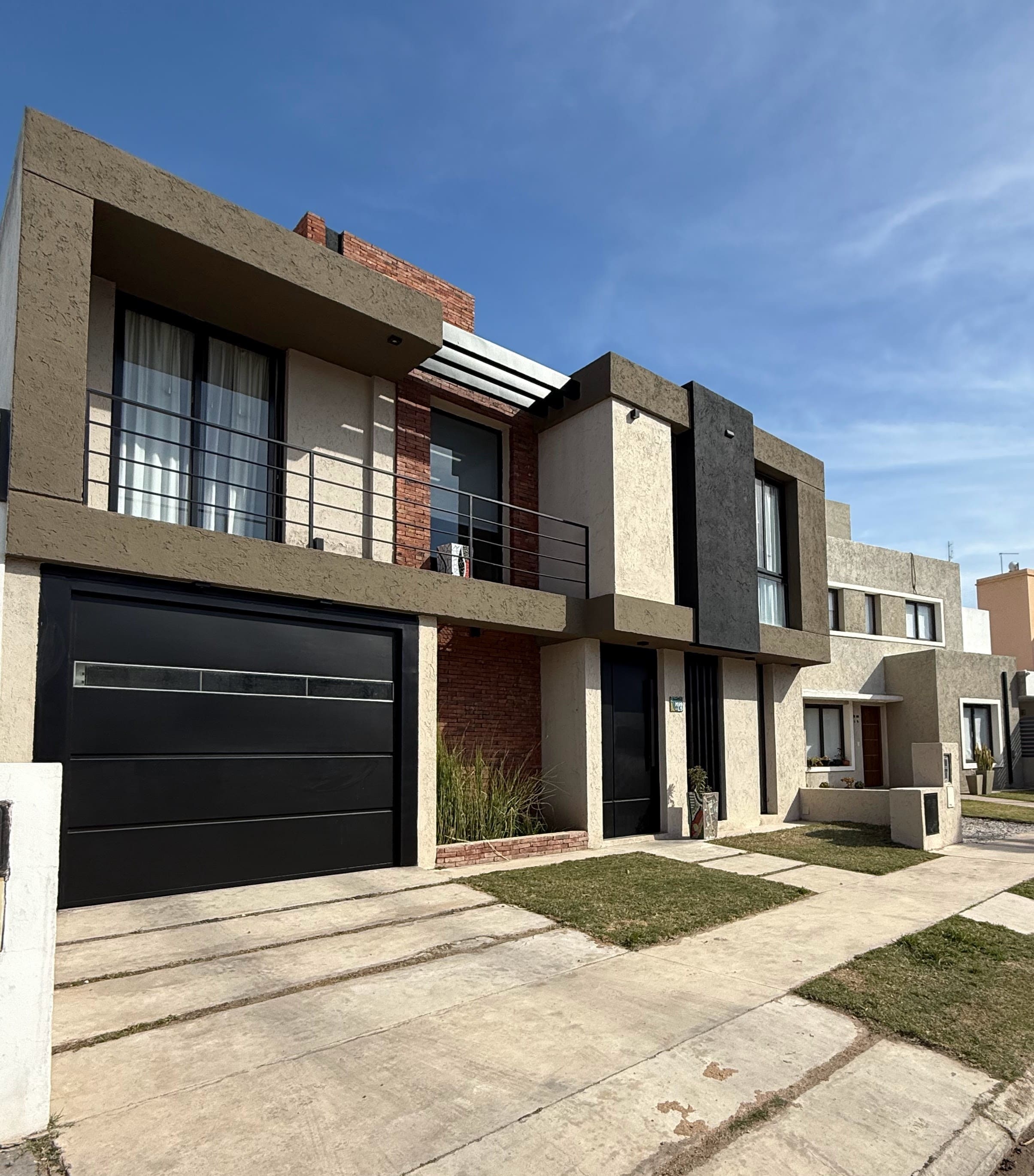 CASA VENTA MIRADORES 1 MANANTIALES CATEGORIA 3DOR PILETA 230m2 cub. 256m2 TERRENO