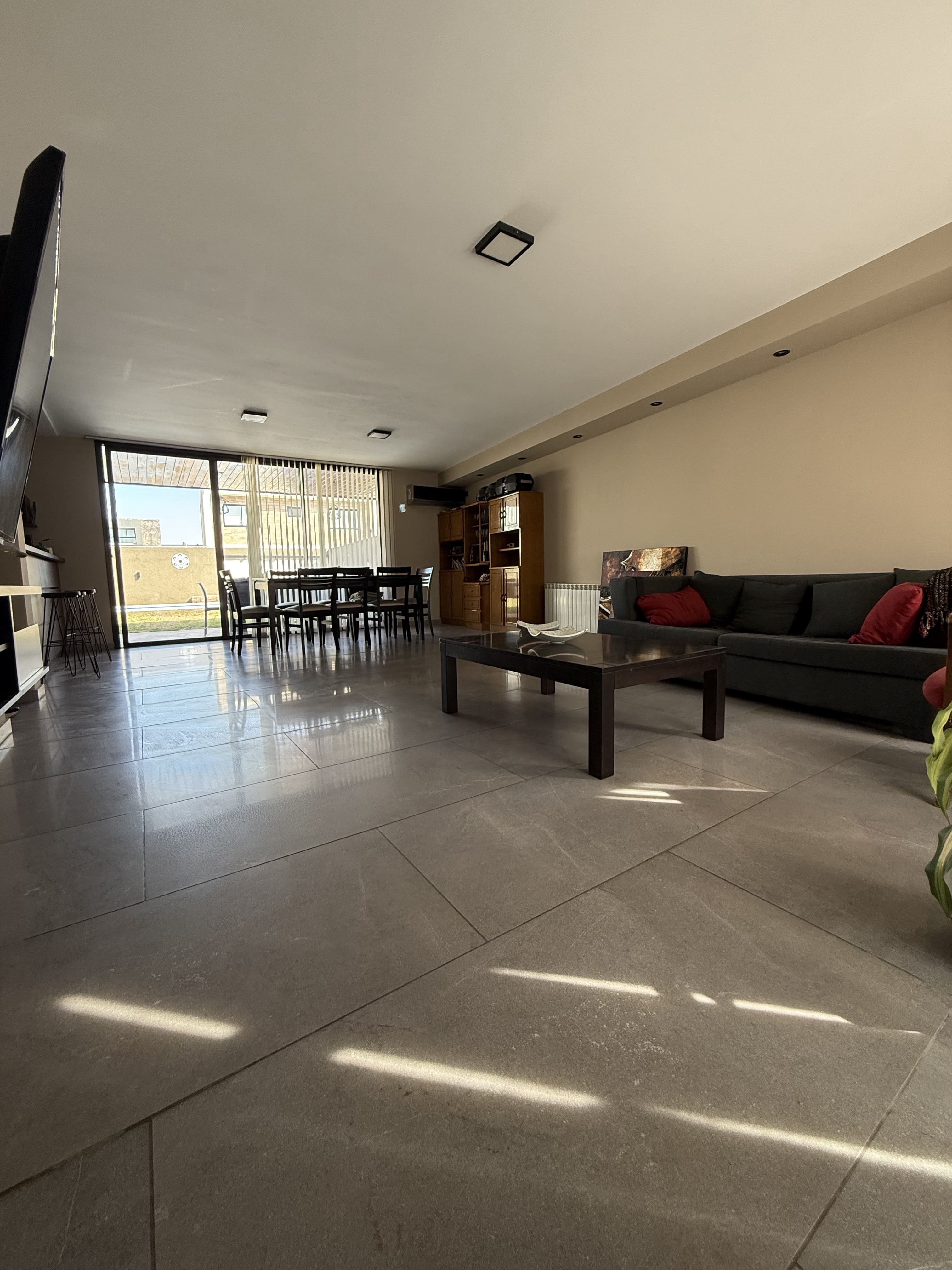 CASA VENTA MIRADORES 1 MANANTIALES CATEGORIA 3DOR PILETA 230m2 cub. 256m2 TERRENO