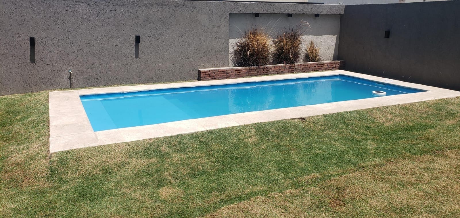 CASA VENTA MIRADORES 1 MANANTIALES CATEGORIA 3DOR PILETA 230m2 cub. 256m2 TERRENO