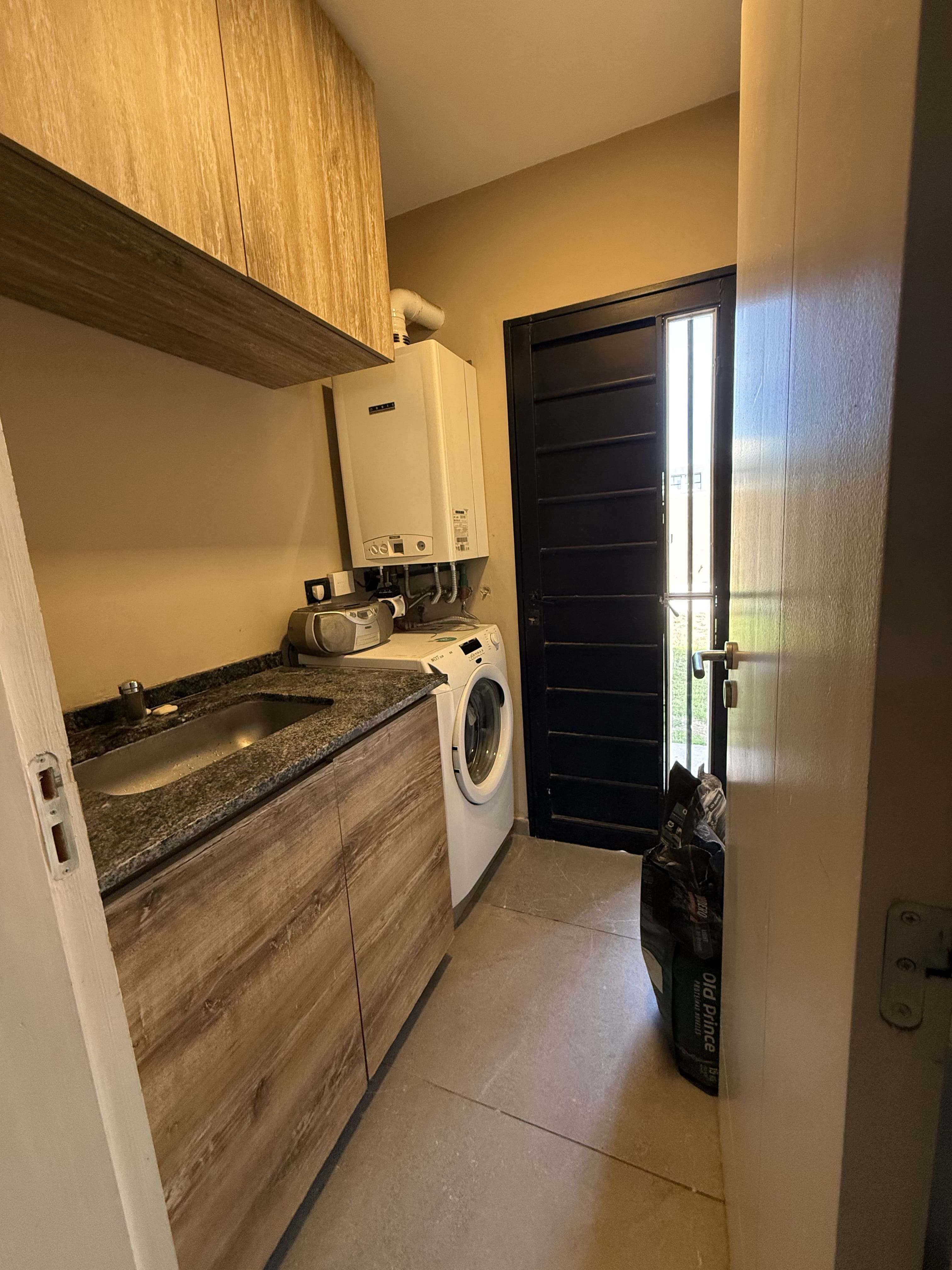 CASA VENTA MIRADORES 1 MANANTIALES CATEGORIA 3DOR PILETA 230m2 cub. 256m2 TERRENO
