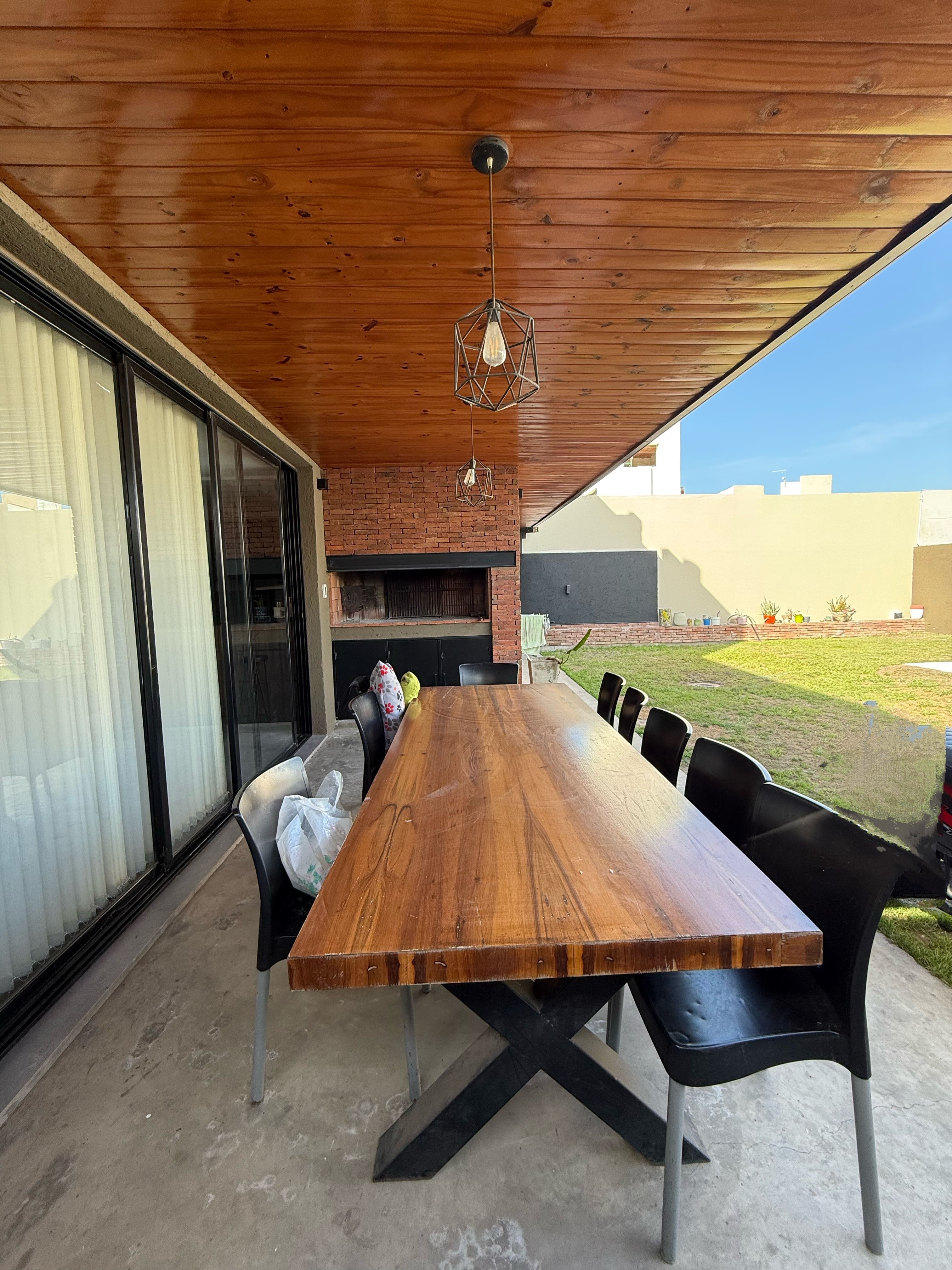 CASA VENTA MIRADORES 1 MANANTIALES CATEGORIA 3DOR PILETA 230m2 cub. 256m2 TERRENO