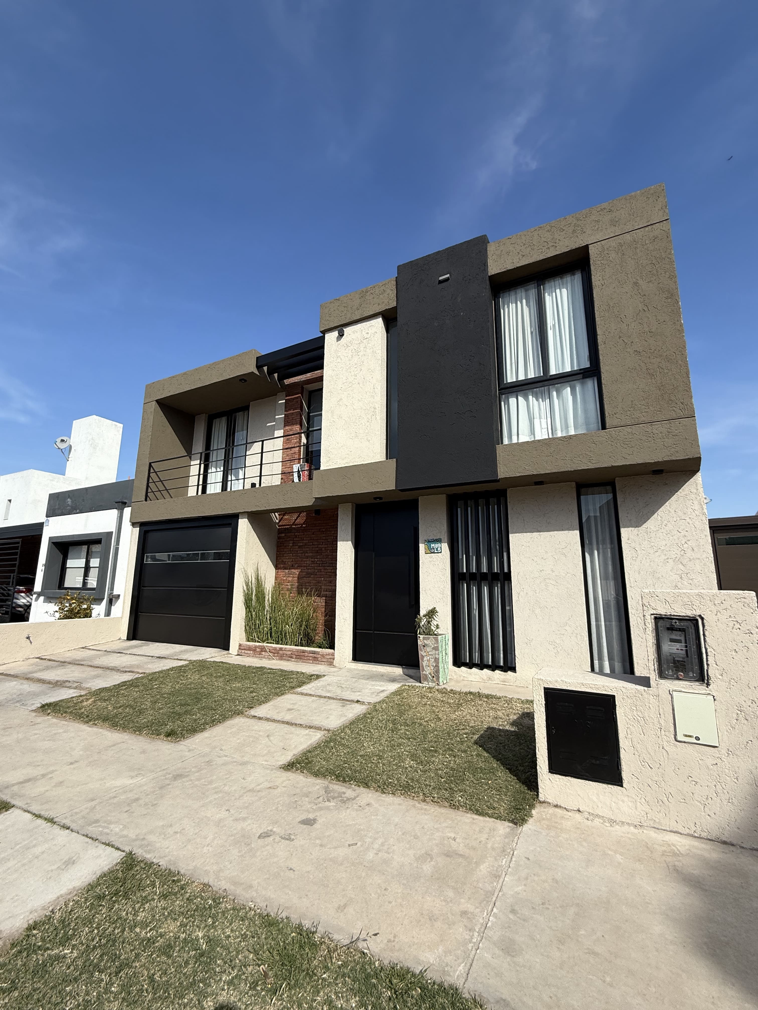 CASA VENTA MIRADORES 1 MANANTIALES CATEGORIA 3DOR PILETA 230m2 cub. 256m2 TERRENO