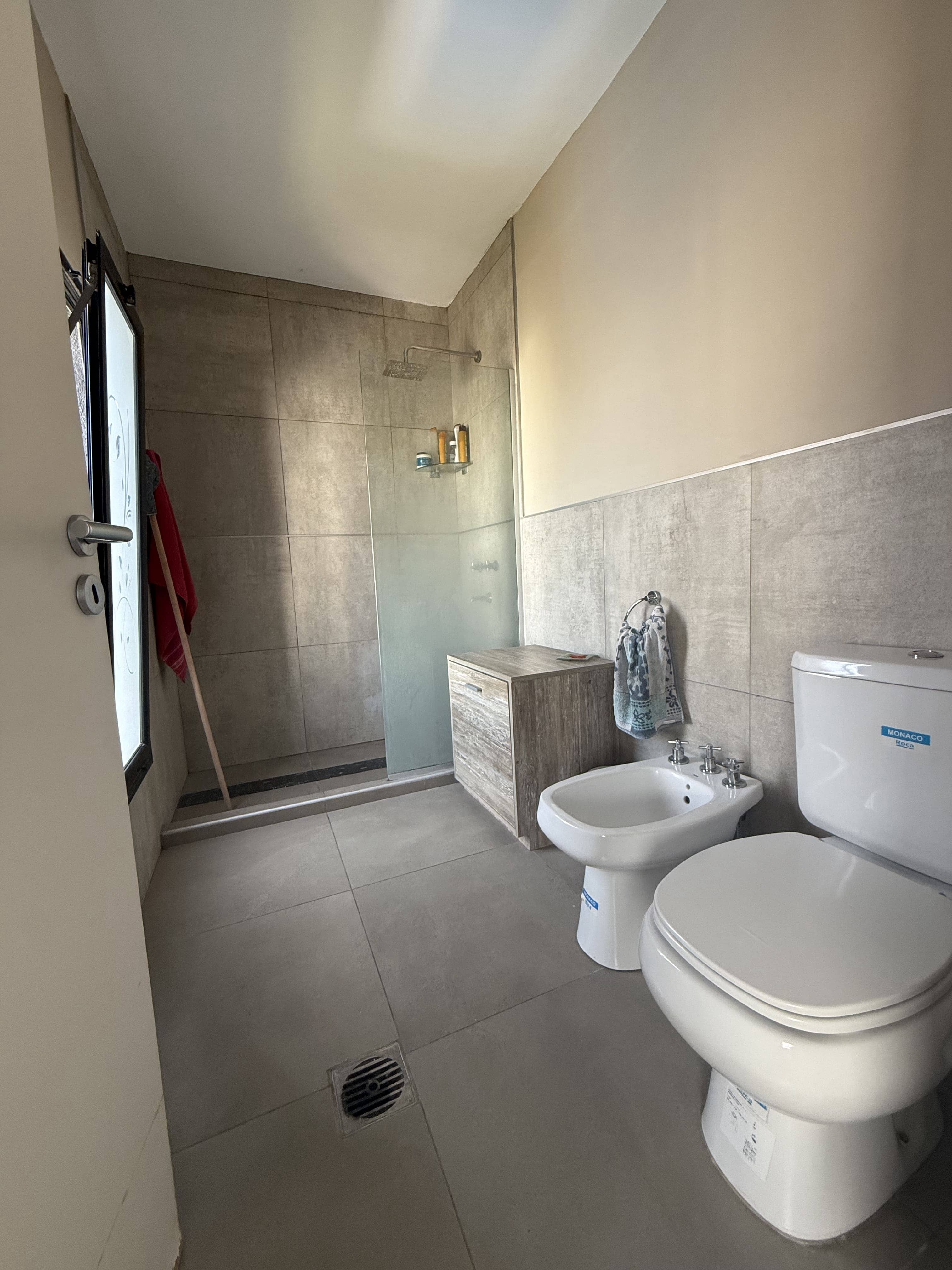 CASA VENTA MIRADORES 1 MANANTIALES CATEGORIA 3DOR PILETA 230m2 cub. 256m2 TERRENO