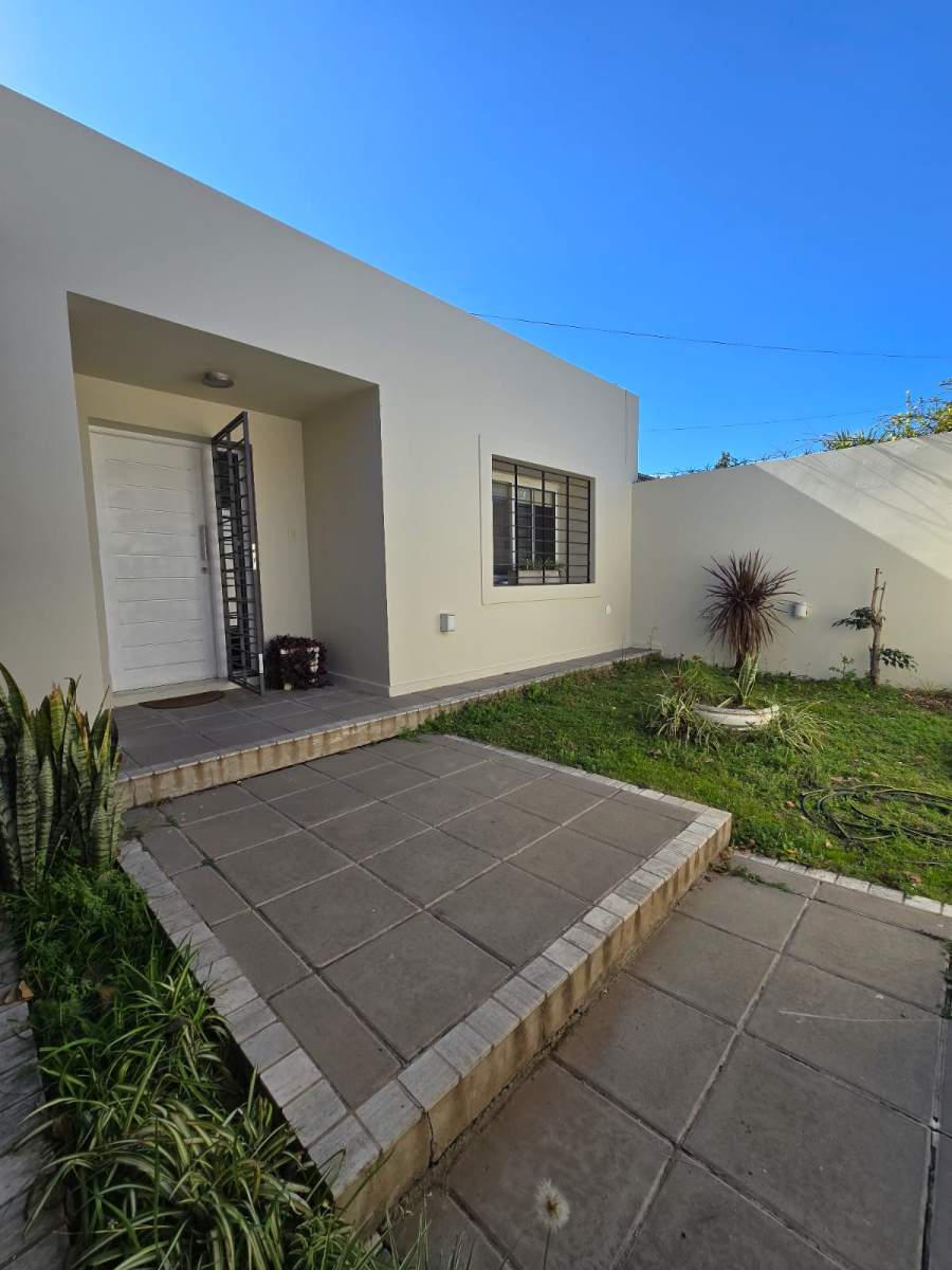 VENDO CASA EN PLANTA BAJA DE 3 DORMITORIOS EN BARRIO JARDIN ESPINOZA!! NO SIGAS SIN VERLA!!