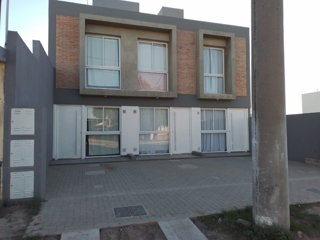 ALQUILER DE DEPTO DUPLEX DE 2 DORMITORIOS- LEONES