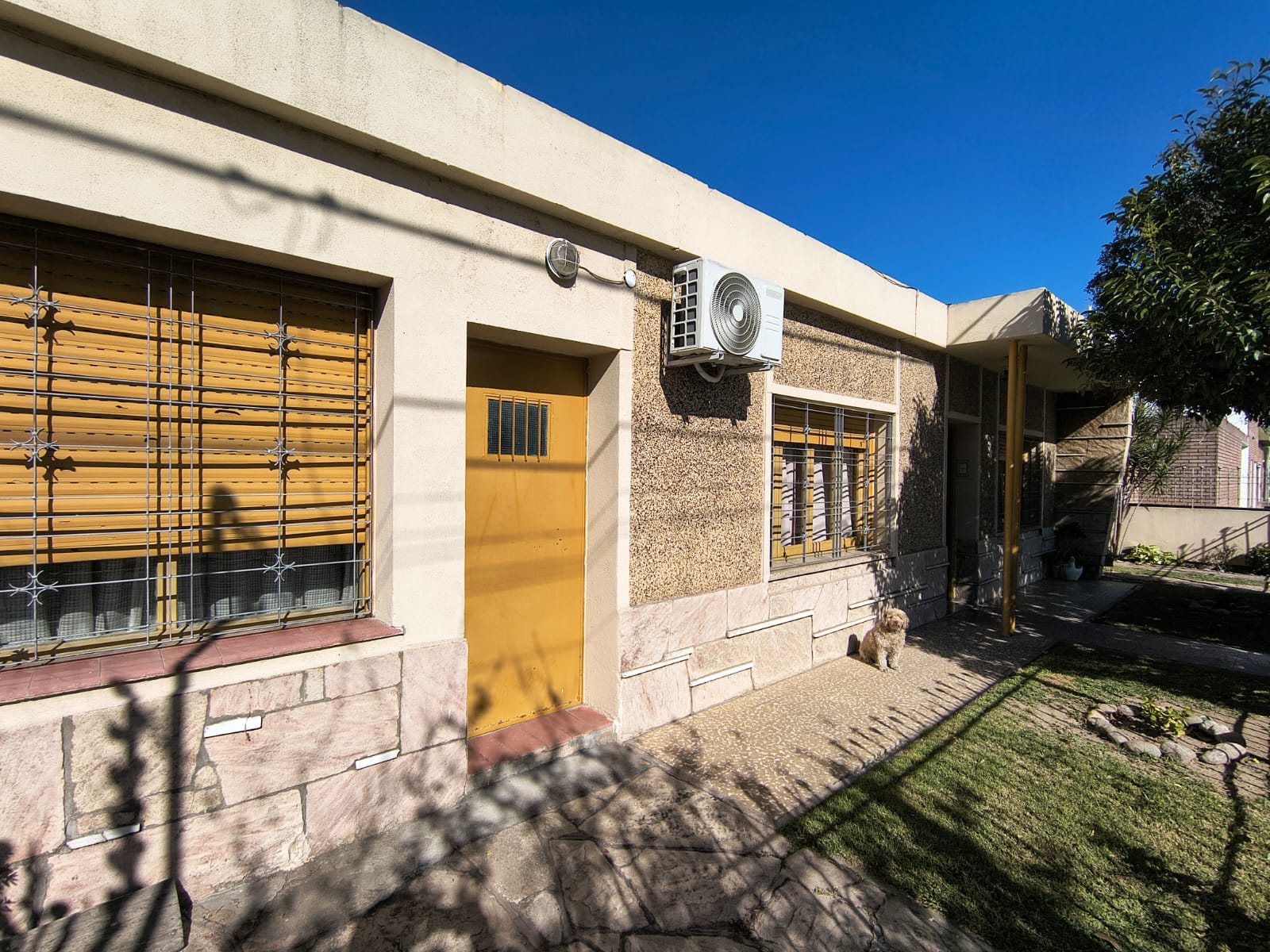 VENTA CASA 2 DORM Y DEPTO B AYACUCHO A 100 mts de Av capdevila