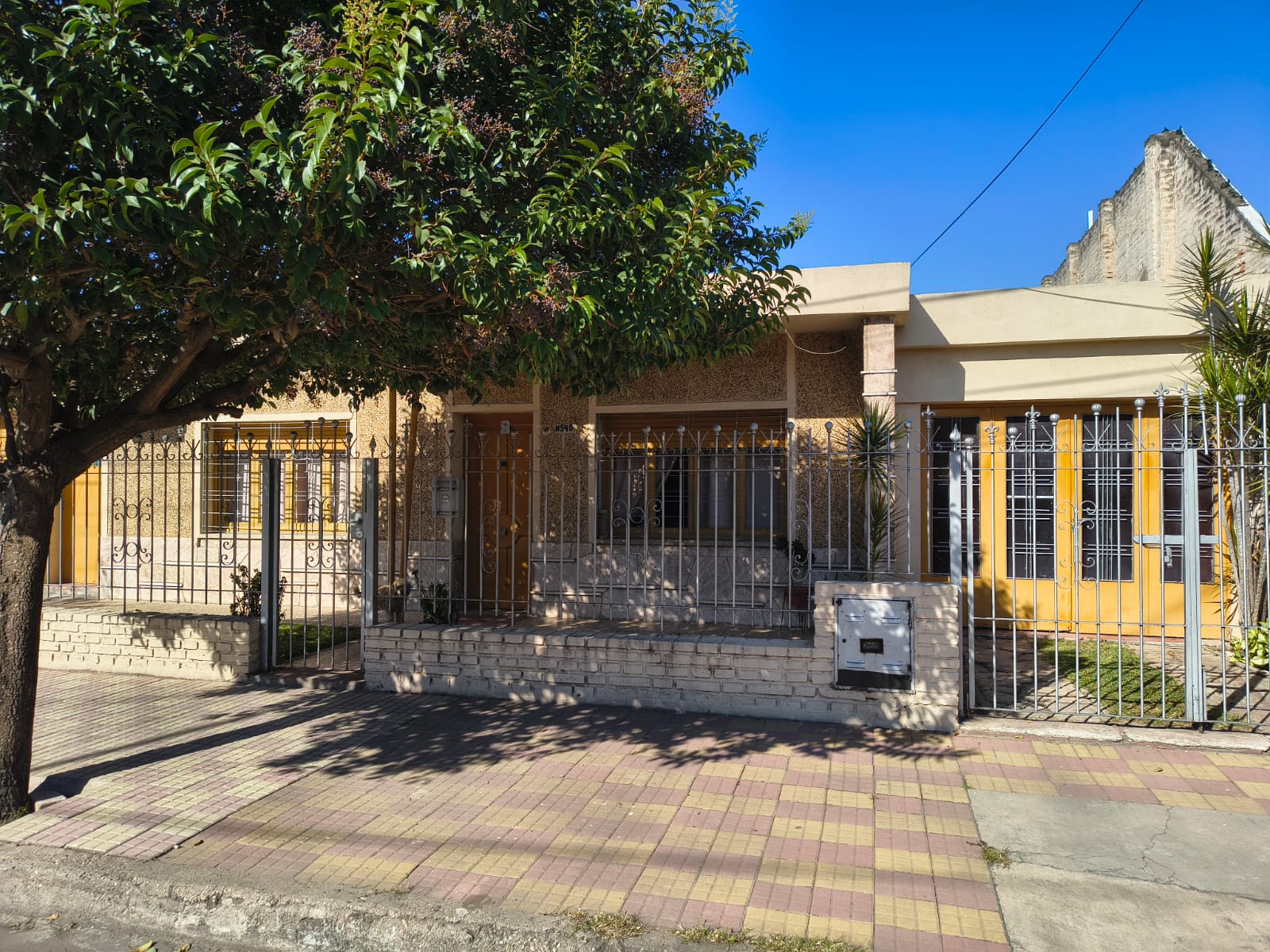 VENTA CASA 2 DORM Y DEPTO B AYACUCHO A 100 mts de Av capdevila