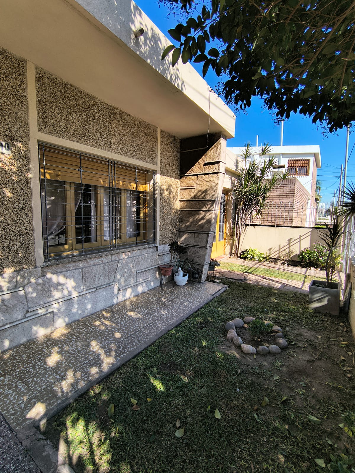 VENTA CASA 2 DORM Y DEPTO B AYACUCHO A 100 mts de Av capdevila
