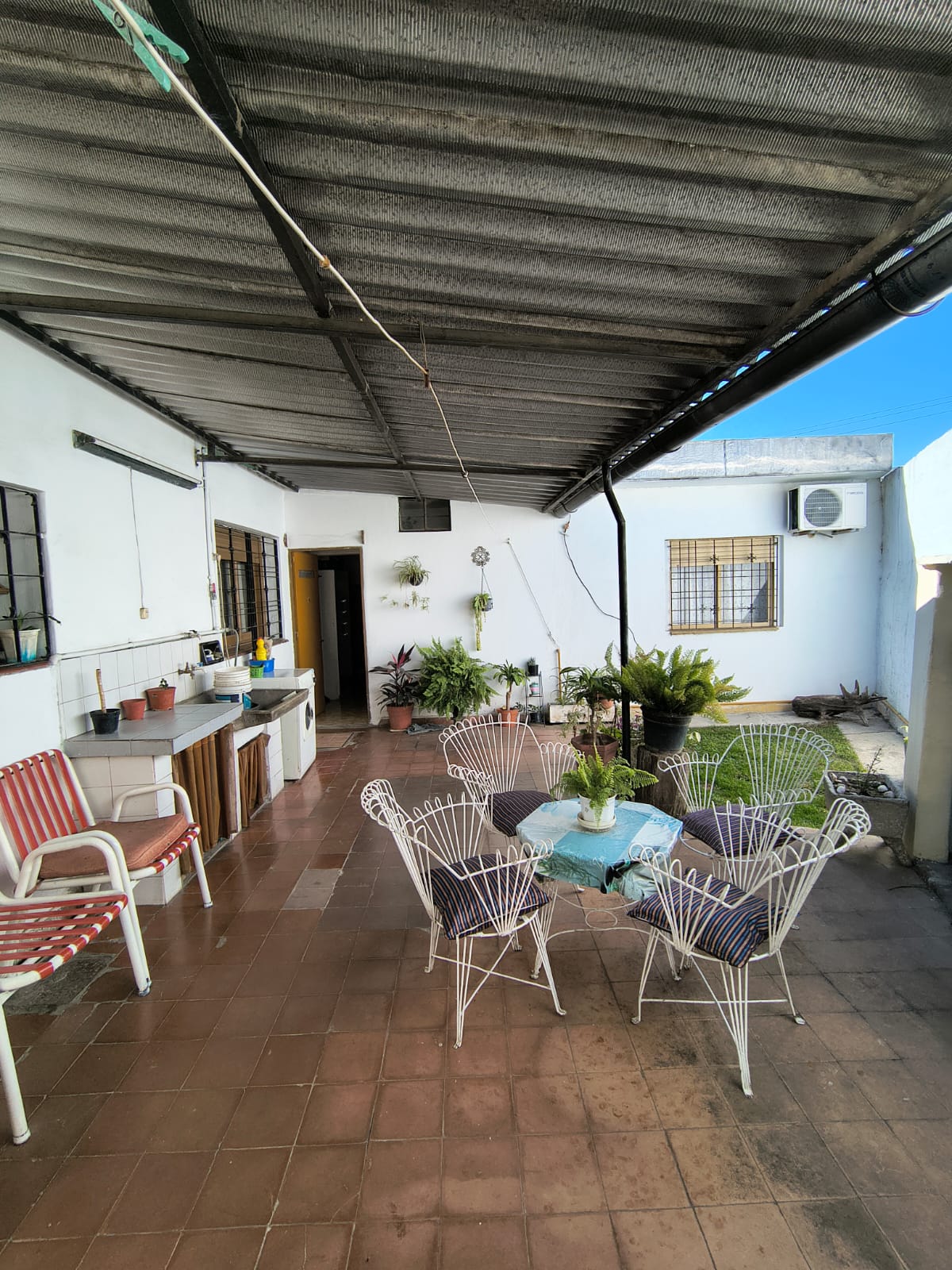 VENTA CASA 2 DORM Y DEPTO B AYACUCHO A 100 mts de Av capdevila