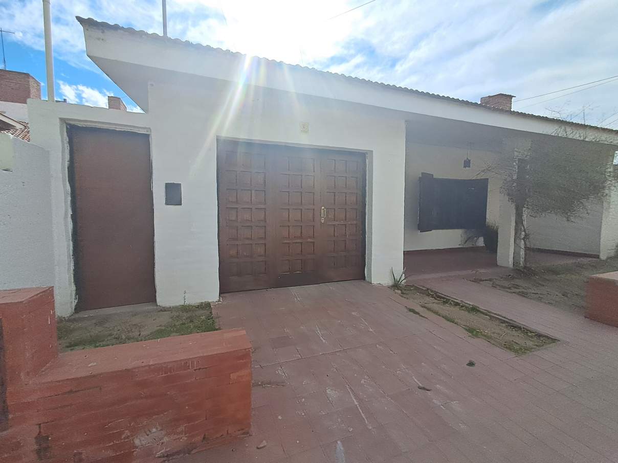 HERMOSA -3 DORM  CON PILETA A 5 CUADRAS DEL CENTRO .