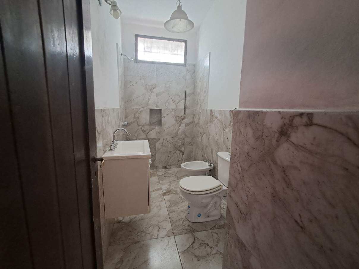 HERMOSA -3 DORM  CON PILETA A 5 CUADRAS DEL CENTRO .