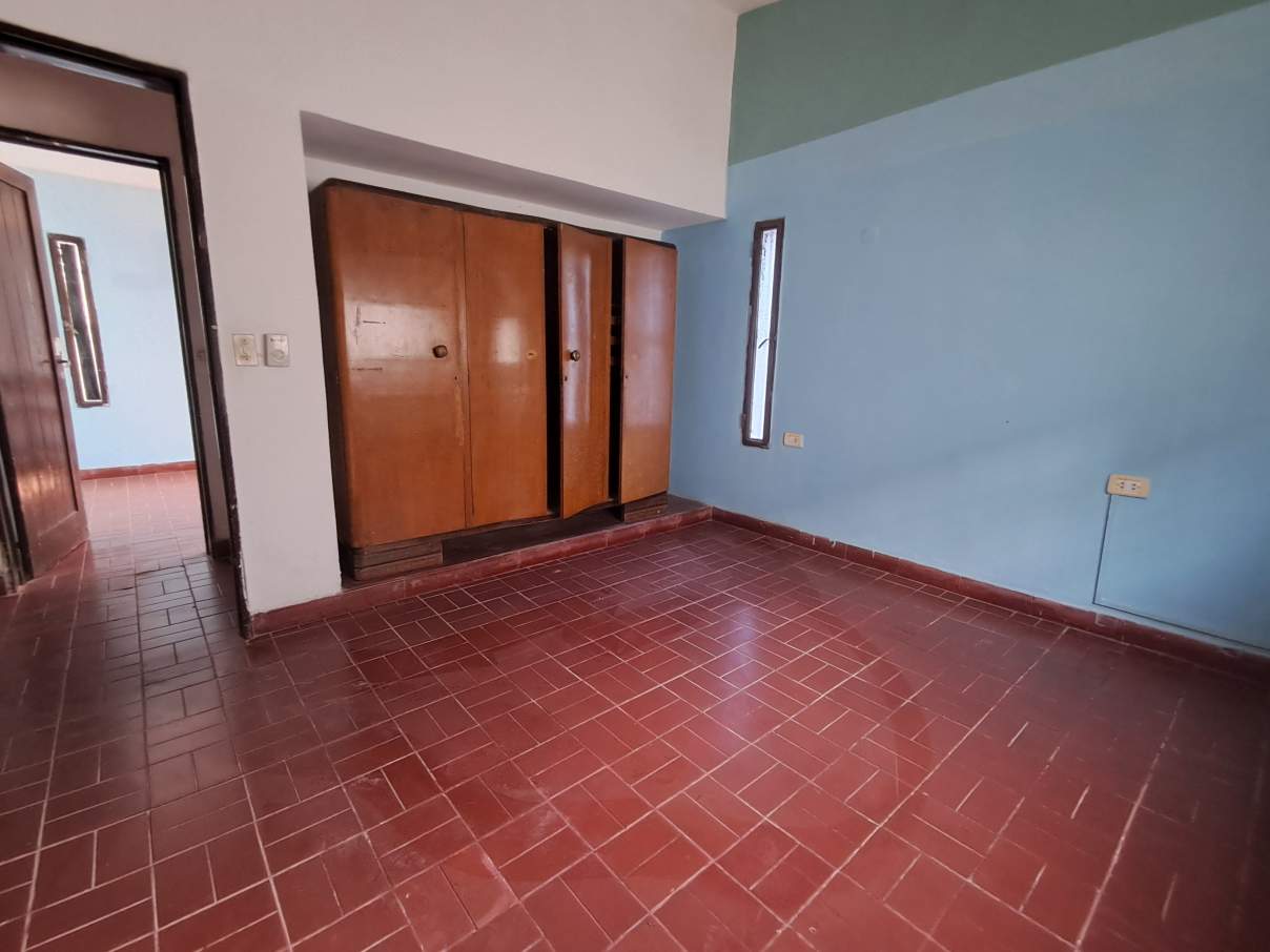 HERMOSA -3 DORM  CON PILETA A 5 CUADRAS DEL CENTRO .