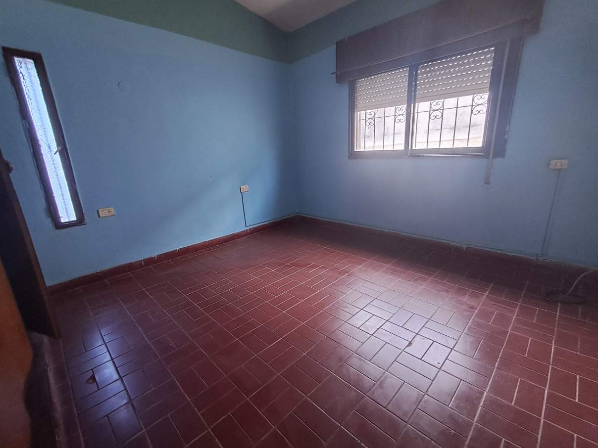 HERMOSA -3 DORM  CON PILETA A 5 CUADRAS DEL CENTRO .