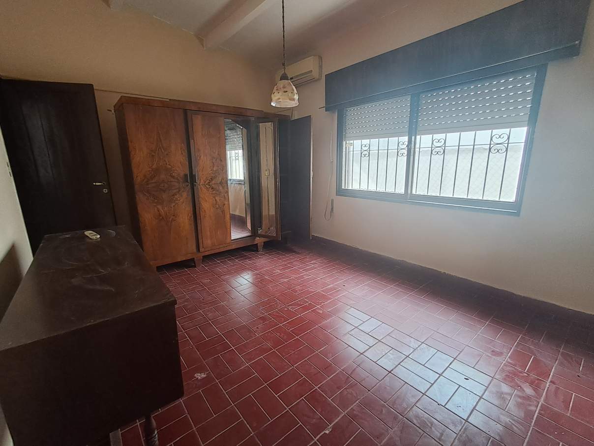 HERMOSA -3 DORM  CON PILETA A 5 CUADRAS DEL CENTRO .