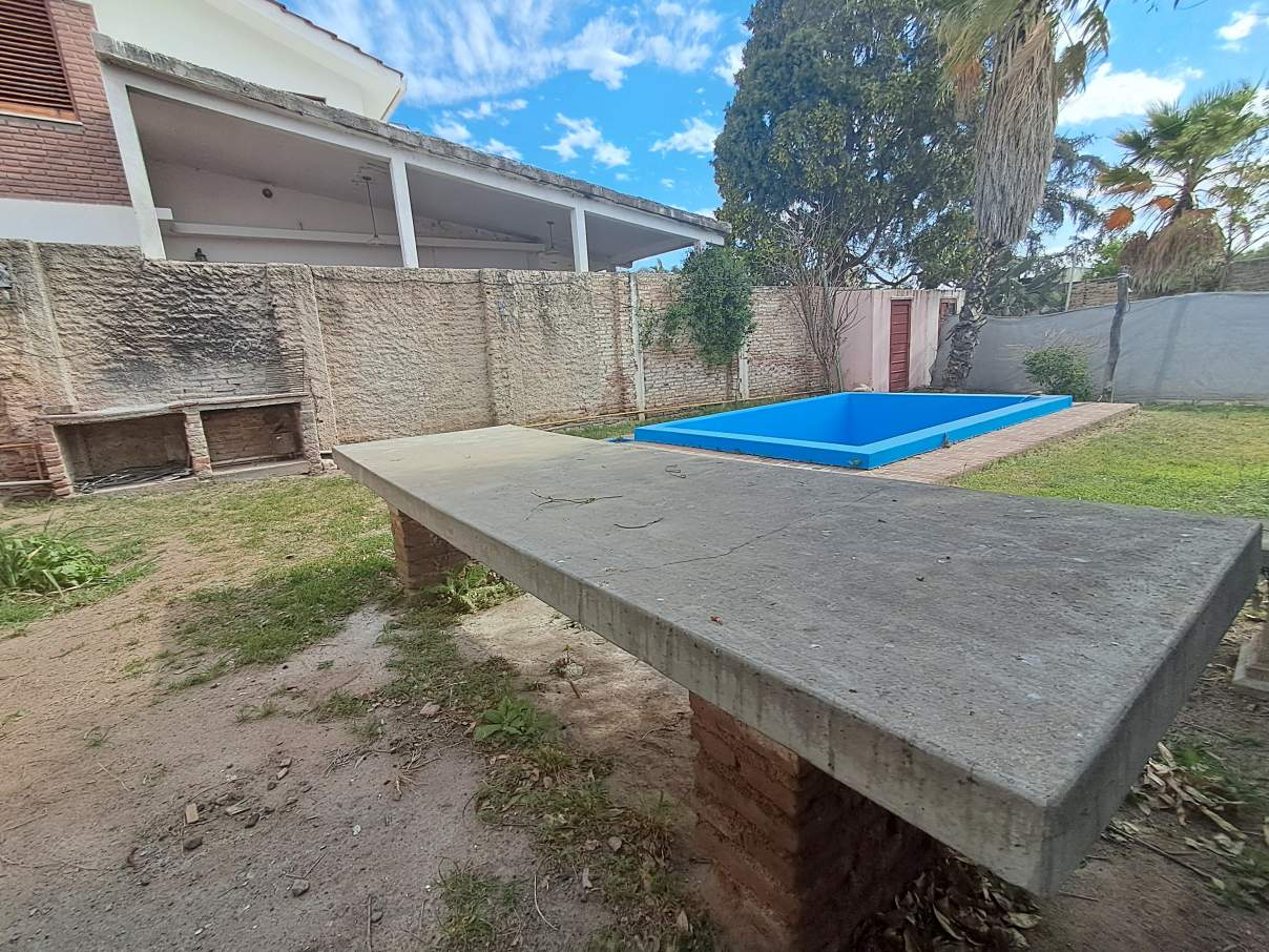 HERMOSA -3 DORM  CON PILETA A 5 CUADRAS DEL CENTRO .