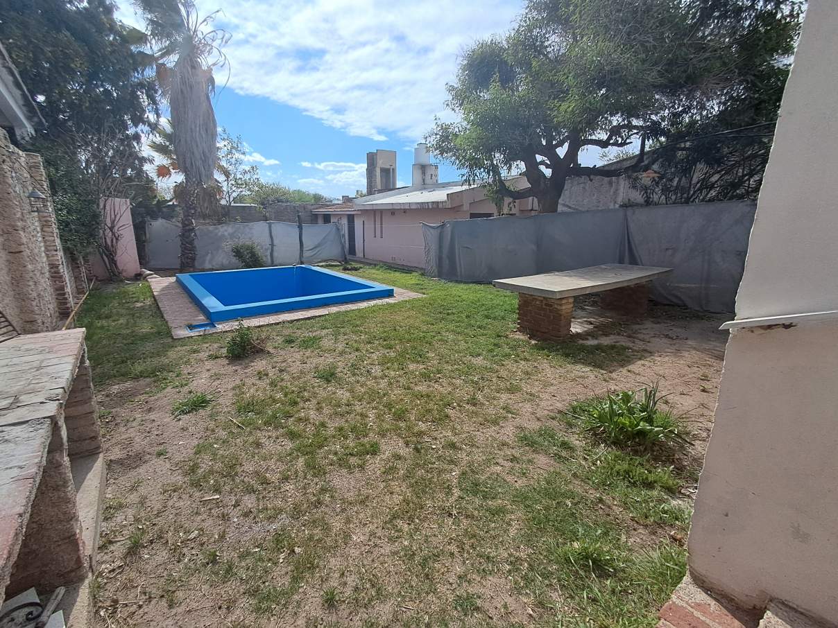 HERMOSA -3 DORM  CON PILETA A 5 CUADRAS DEL CENTRO .