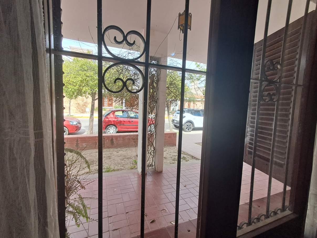 HERMOSA -3 DORM  CON PILETA A 5 CUADRAS DEL CENTRO .