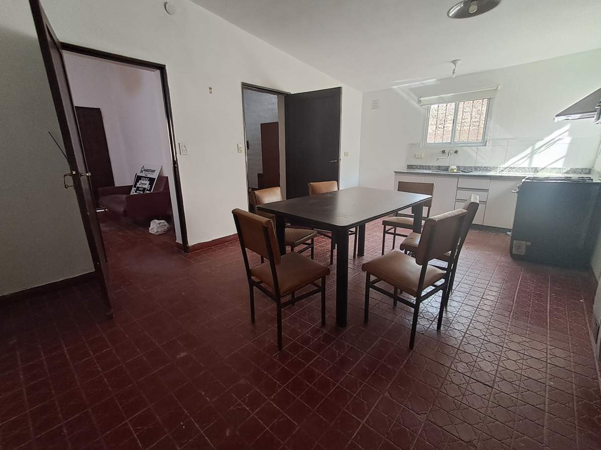 HERMOSA -3 DORM  CON PILETA A 5 CUADRAS DEL CENTRO .