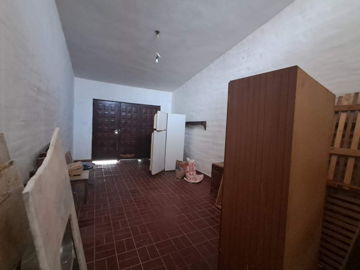 HERMOSA -3 DORM  CON PILETA A 5 CUADRAS DEL CENTRO .