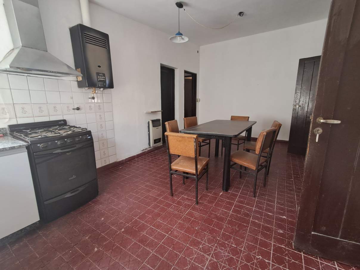 HERMOSA -3 DORM  CON PILETA A 5 CUADRAS DEL CENTRO .