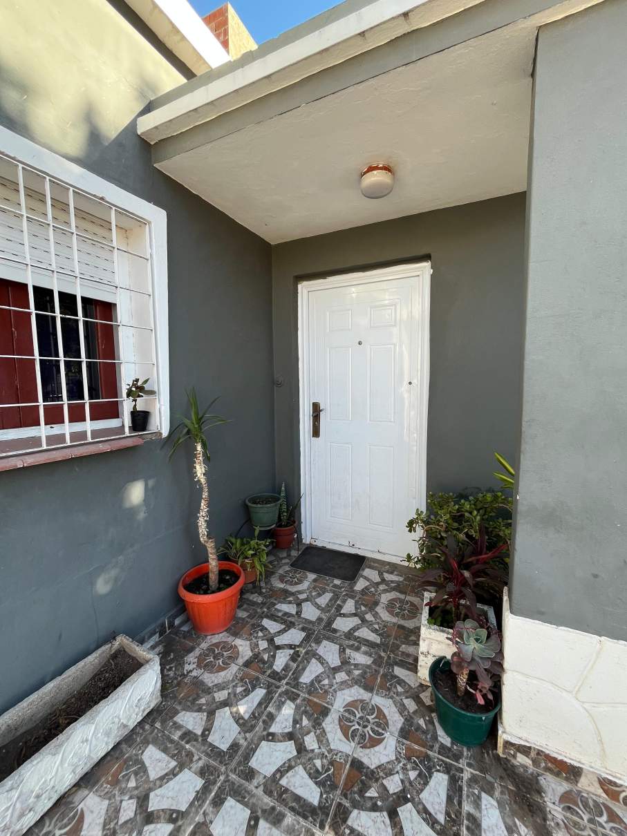 SE VENDE CASA DE 2 DORMITORIOS EN BARRIO LOS NARANJOS