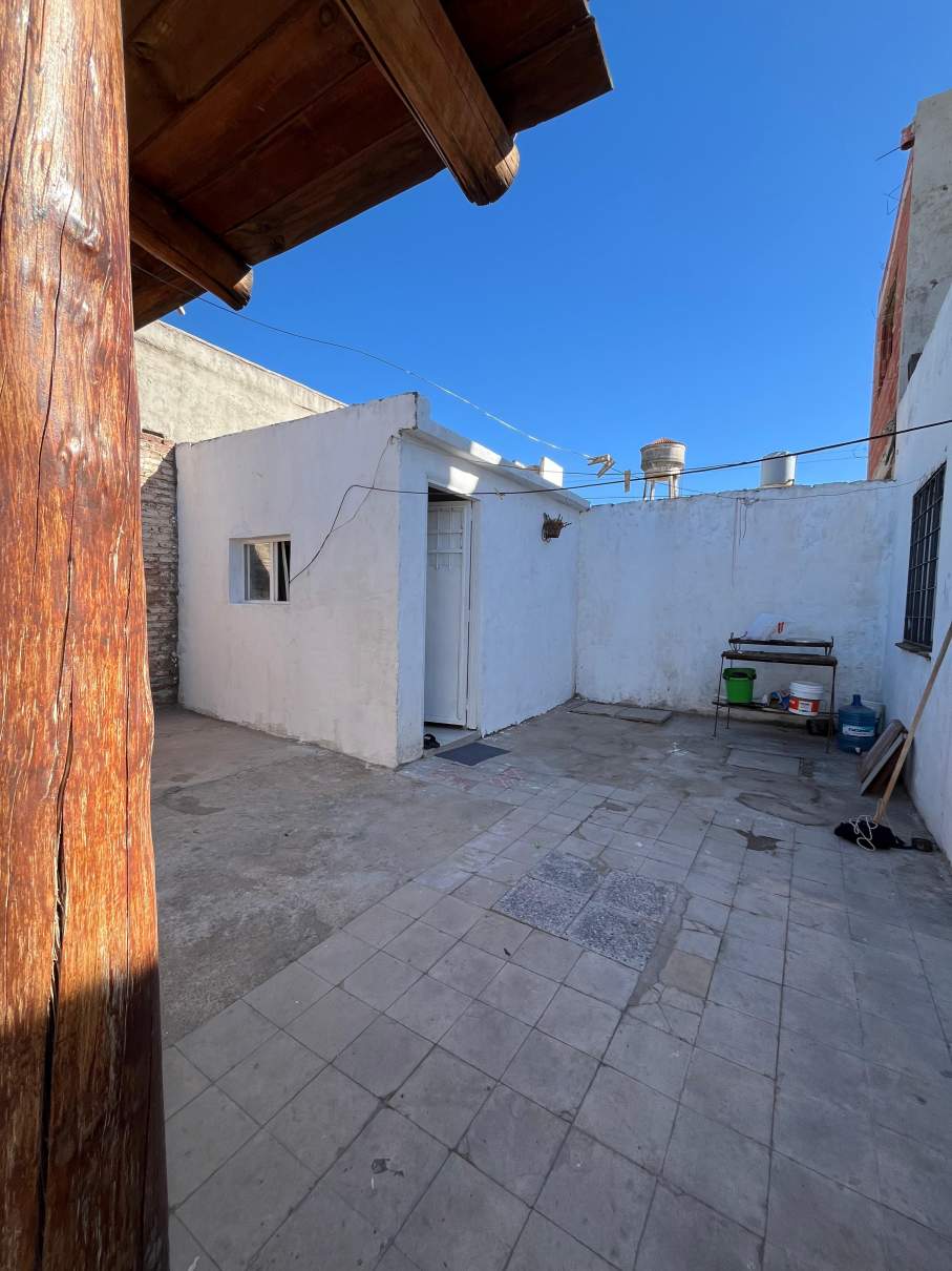 SE VENDE CASA DE 2 DORMITORIOS EN BARRIO LOS NARANJOS