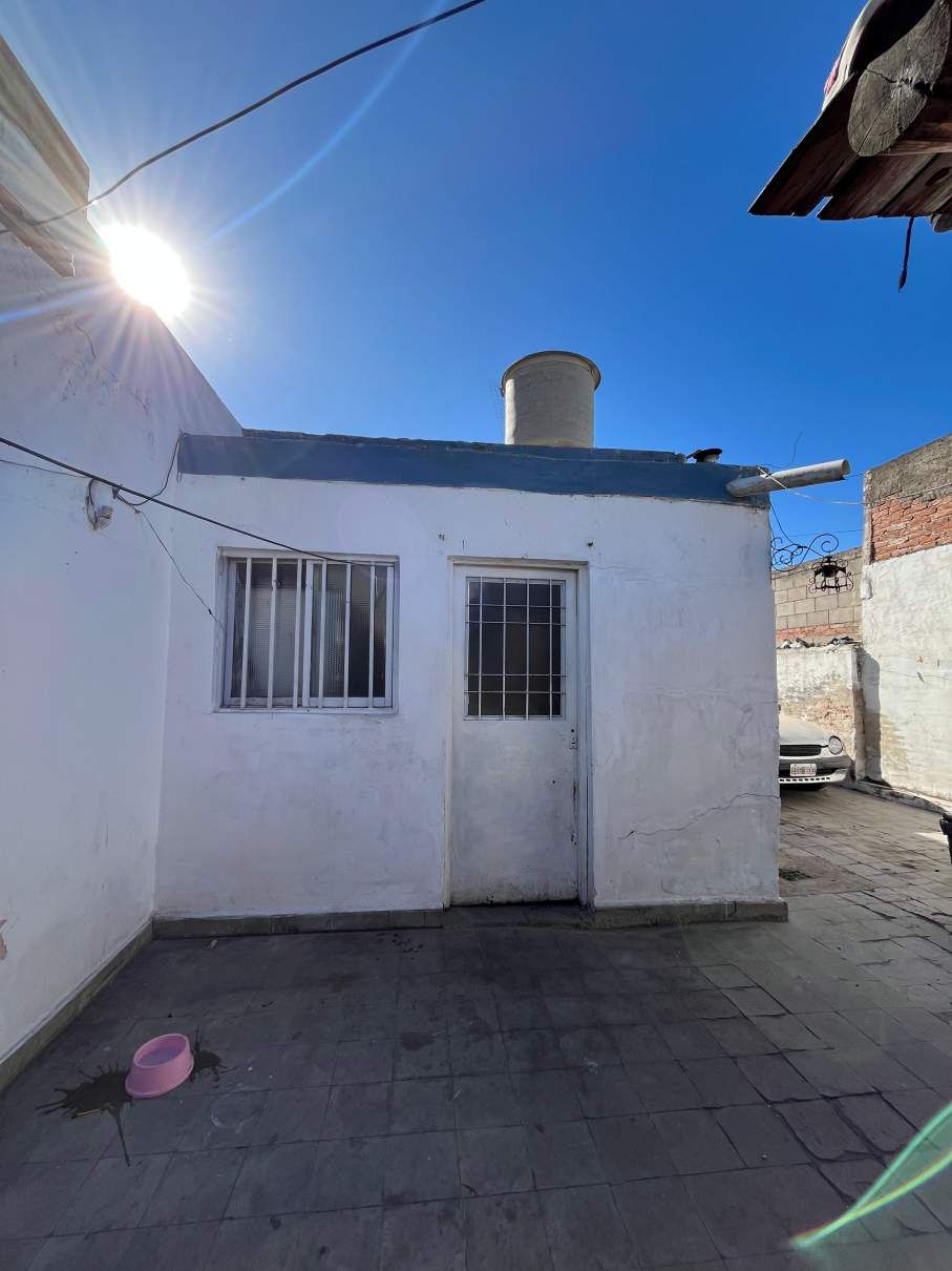 SE VENDE CASA DE 2 DORMITORIOS EN BARRIO LOS NARANJOS