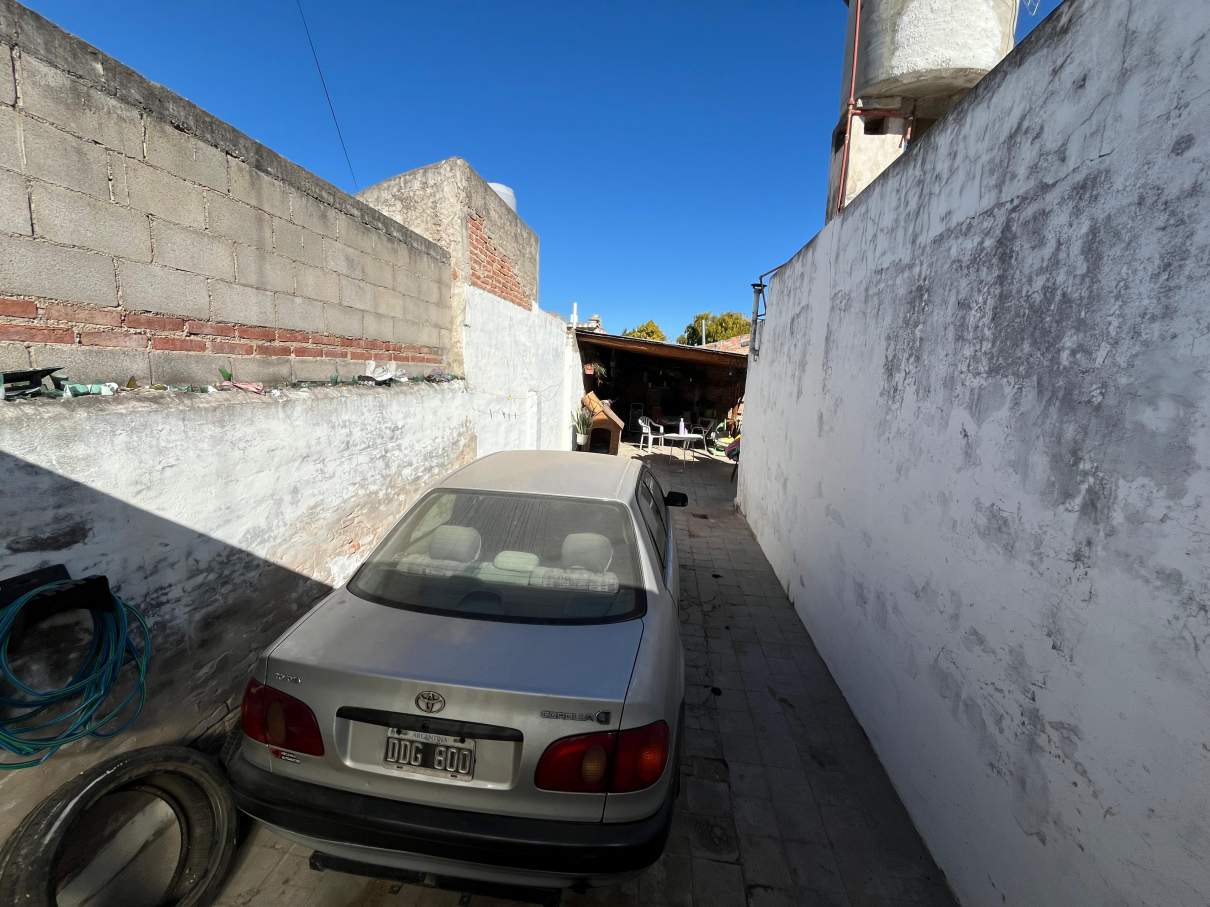 SE VENDE CASA DE 2 DORMITORIOS EN BARRIO LOS NARANJOS