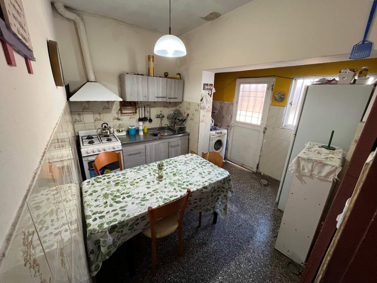 SE VENDE CASA DE 2 DORMITORIOS EN BARRIO LOS NARANJOS