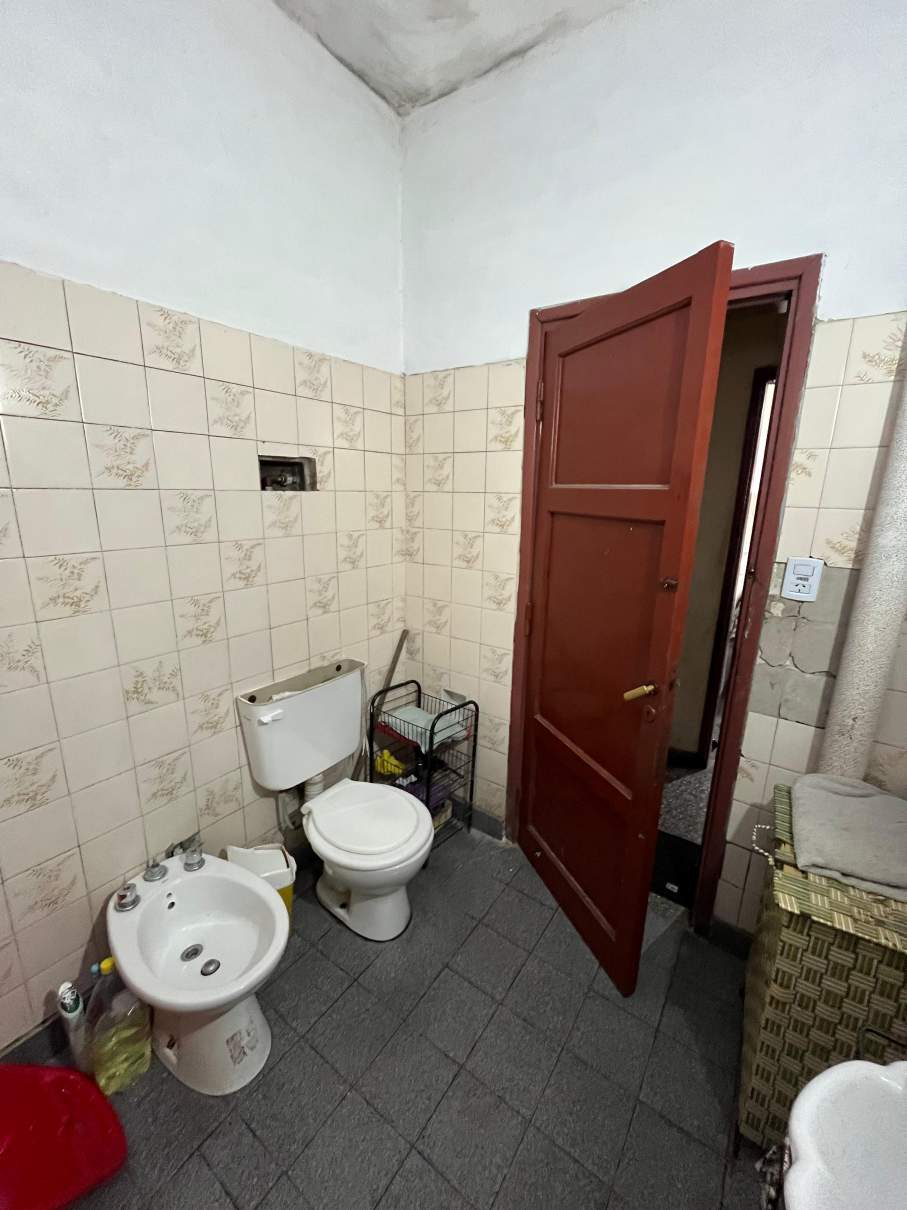 SE VENDE CASA DE 2 DORMITORIOS EN BARRIO LOS NARANJOS