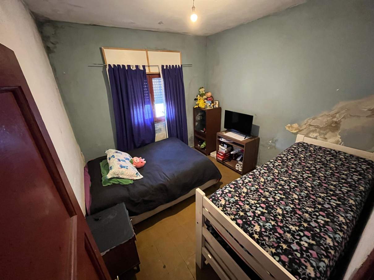 SE VENDE CASA DE 2 DORMITORIOS EN BARRIO LOS NARANJOS