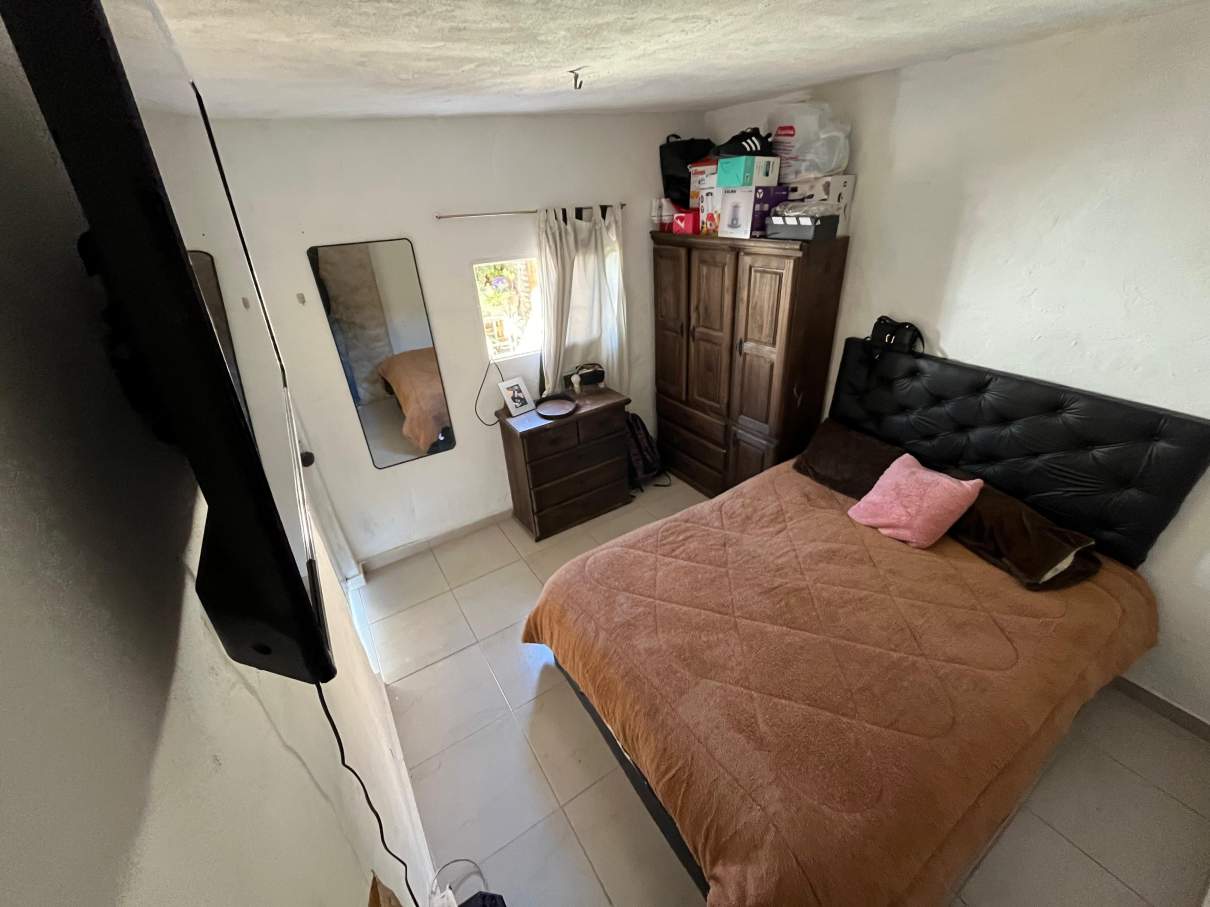 SE VENDE CASA DE 2 DORMITORIOS EN BARRIO LOS NARANJOS