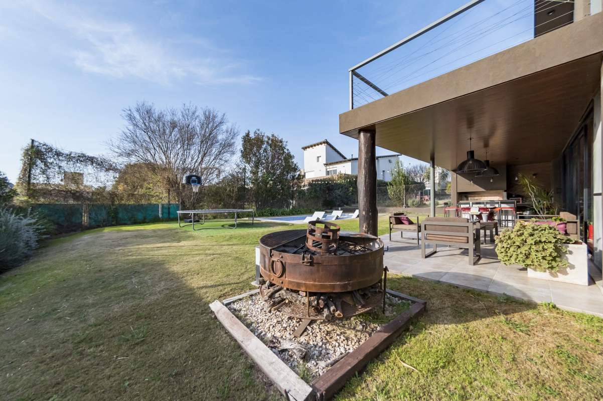 Los Arboles Valle Escondido casa exclusiva con cine