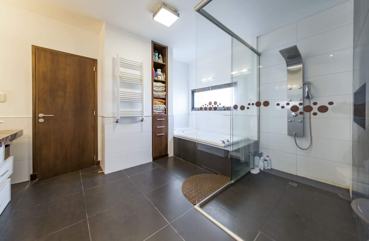 Los Arboles Valle Escondido casa exclusiva con cine