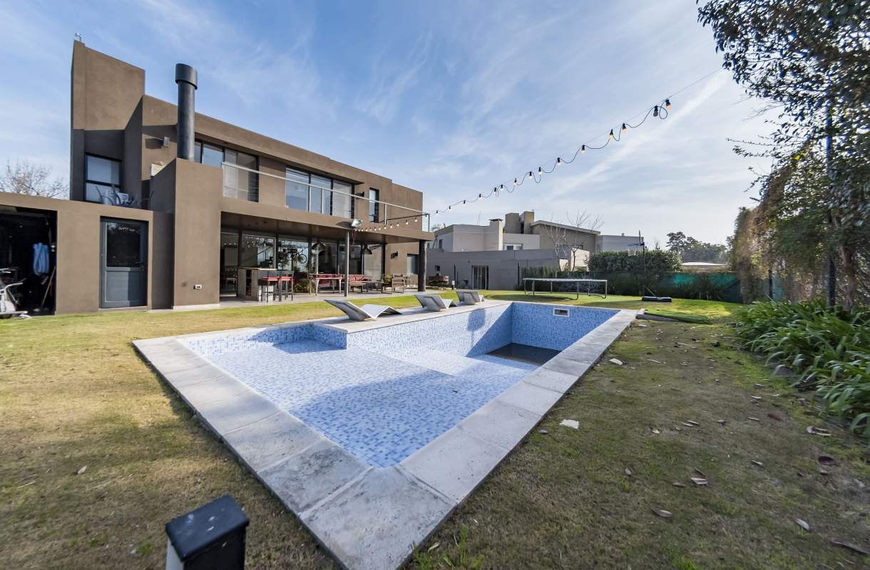 Los Arboles Valle Escondido casa exclusiva con cine