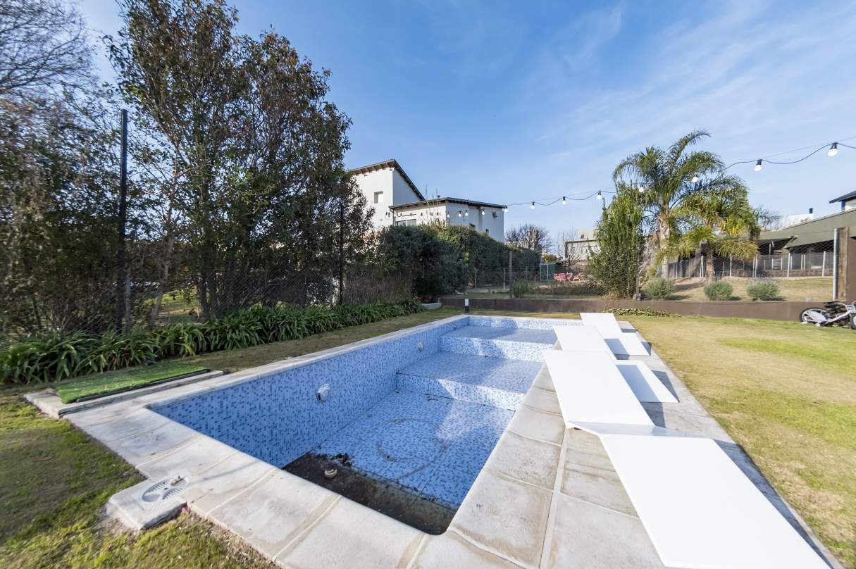 Los Arboles Valle Escondido casa exclusiva con cine