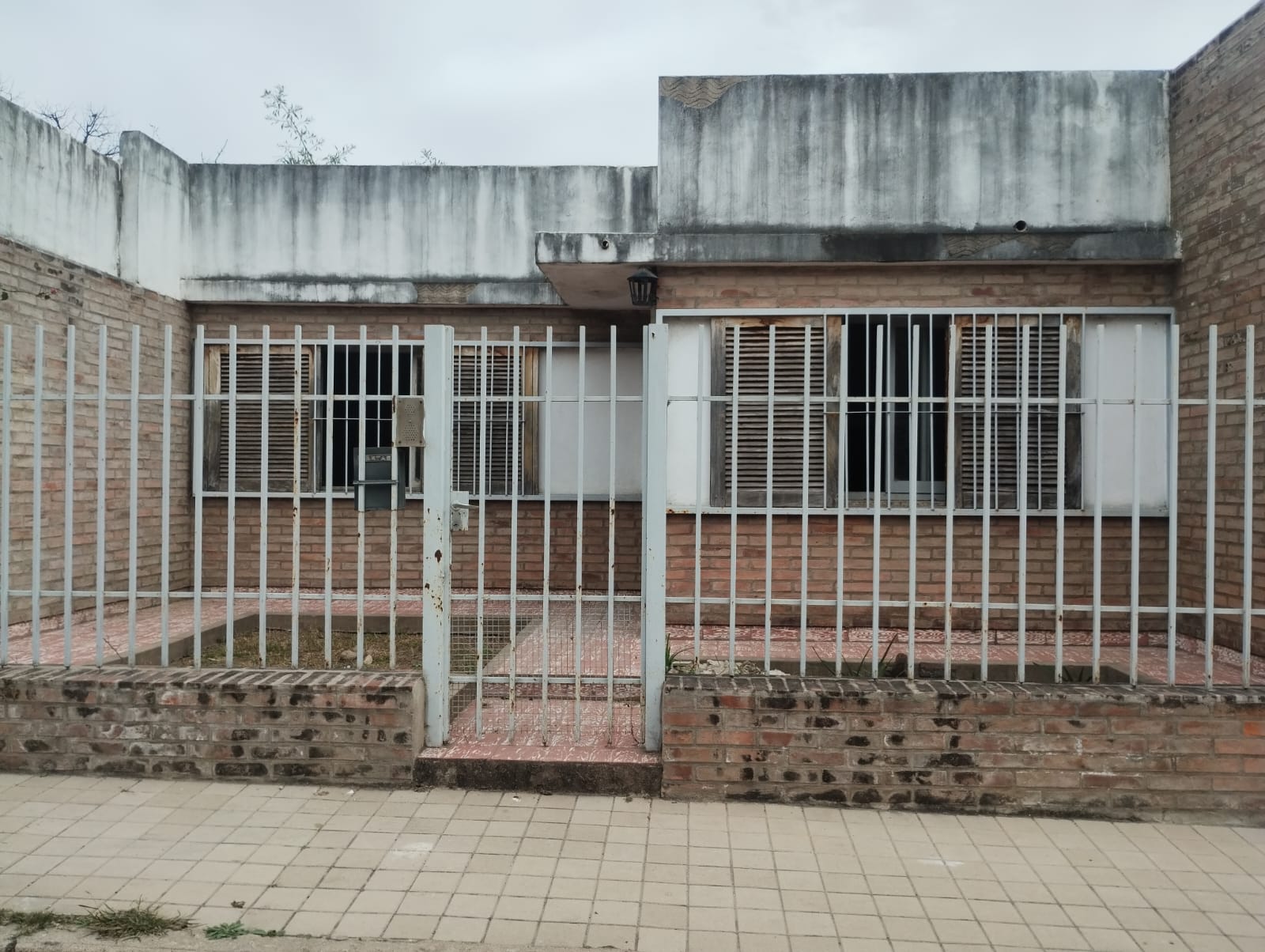CASA EN VENTA- A RECICLAR- 2 DORMITORIOS- ALTO ALBERDI