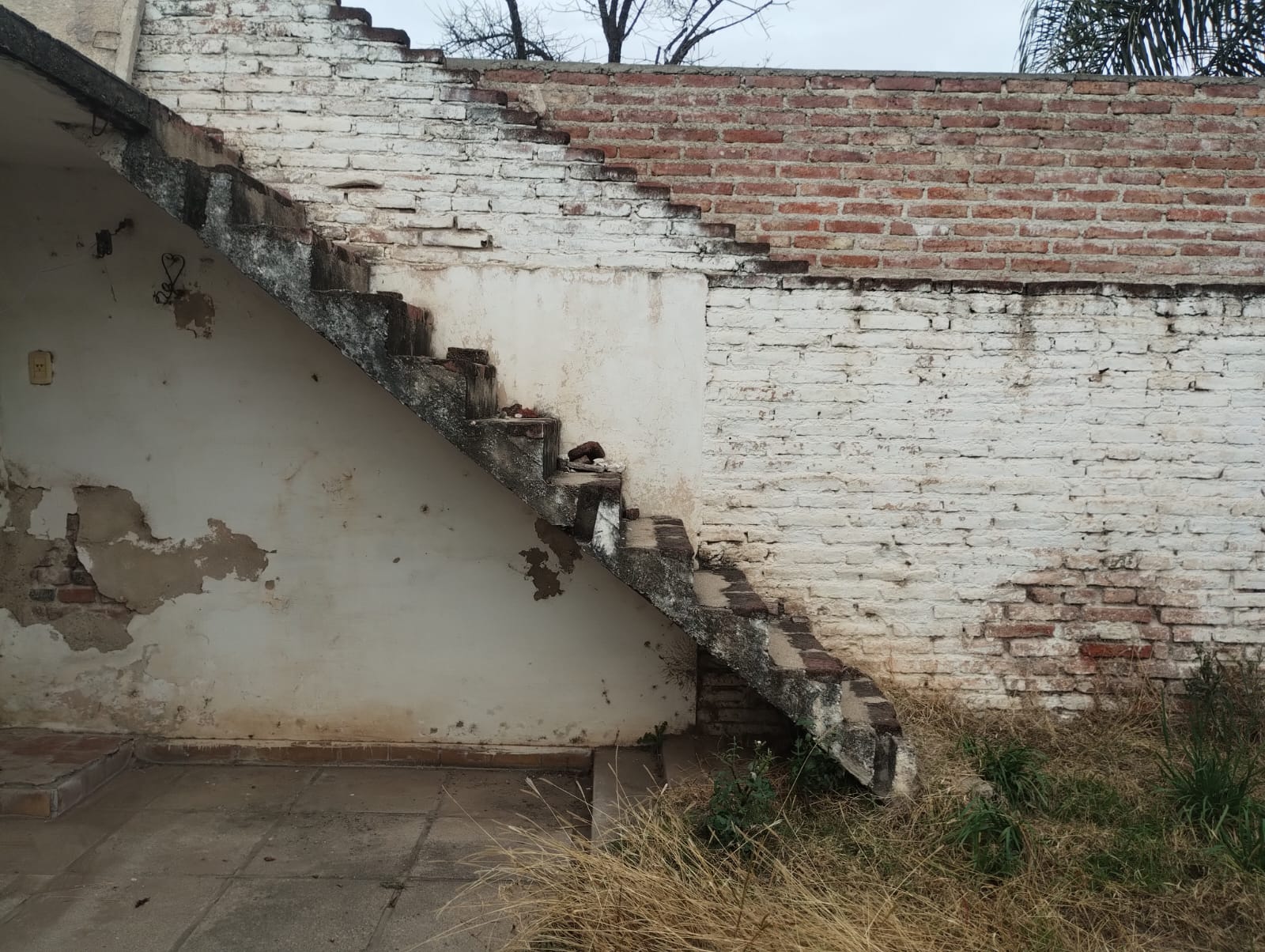 CASA EN VENTA- A RECICLAR- 2 DORMITORIOS- ALTO ALBERDI
