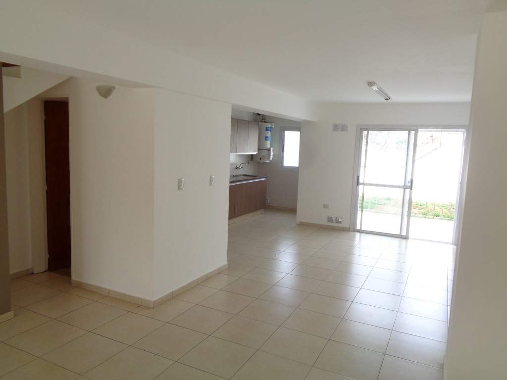 Barrio Alto Verde - Casa de Categoría de 3 Dormitorios, 1 en Suitte con Vestidor, Amplia con Cocina Comedor, 3 Baños, Cochera Doble y Patio