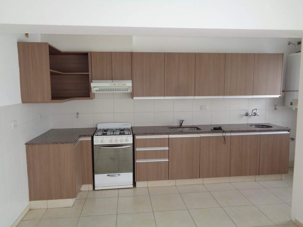 Barrio Alto Verde - Casa de Categoría de 3 Dormitorios, 1 en Suitte con Vestidor, Amplia con Cocina Comedor, 3 Baños, Cochera Doble y Patio