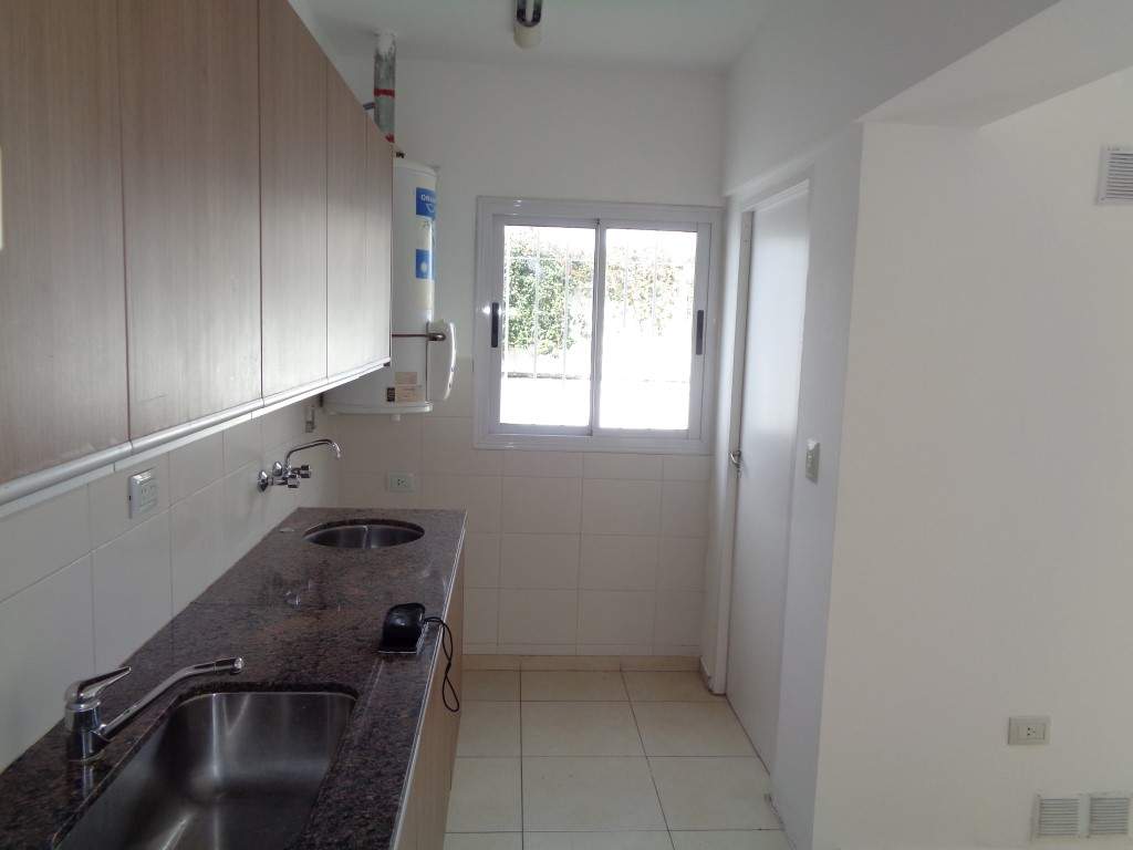 Barrio Alto Verde - Casa de Categoría de 3 Dormitorios, 1 en Suitte con Vestidor, Amplia con Cocina Comedor, 3 Baños, Cochera Doble y Patio