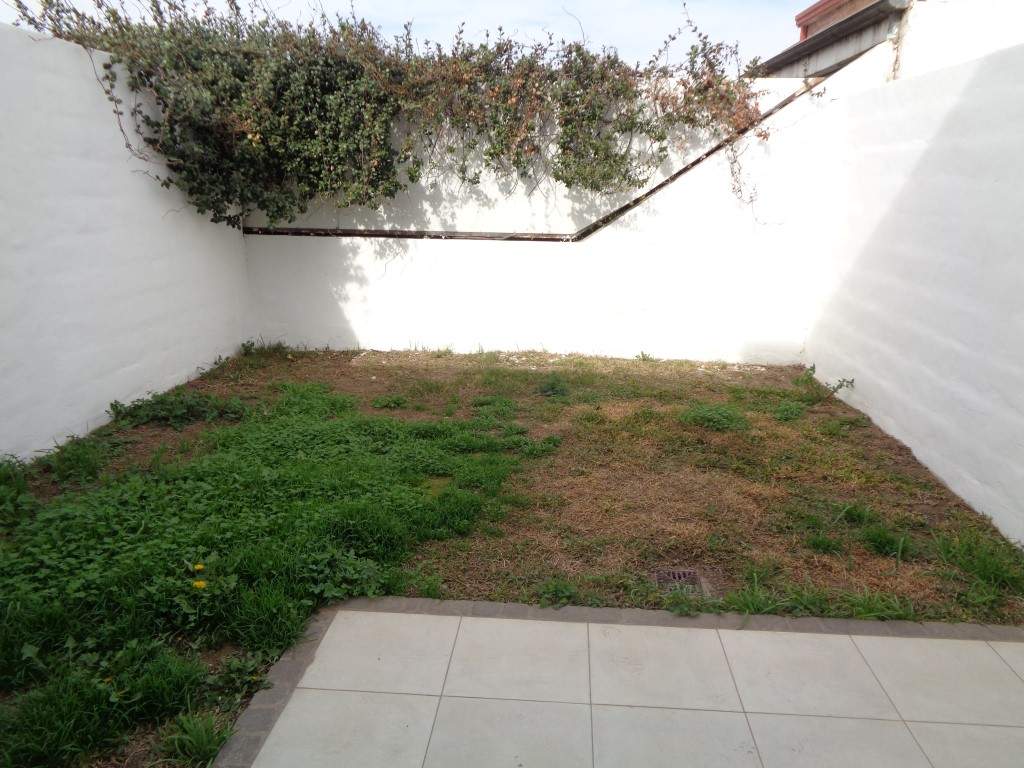 Barrio Alto Verde - Casa de Categoría de 3 Dormitorios, 1 en Suitte con Vestidor, Amplia con Cocina Comedor, 3 Baños, Cochera Doble y Patio