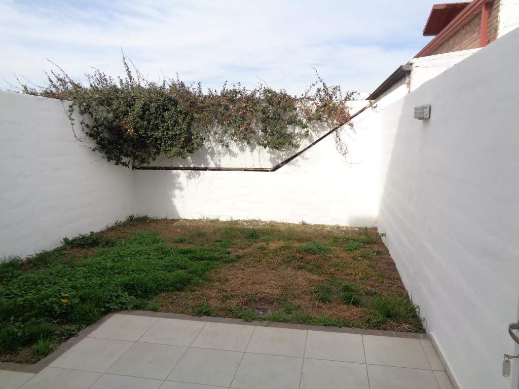 Barrio Alto Verde - Casa de Categoría de 3 Dormitorios, 1 en Suitte con Vestidor, Amplia con Cocina Comedor, 3 Baños, Cochera Doble y Patio