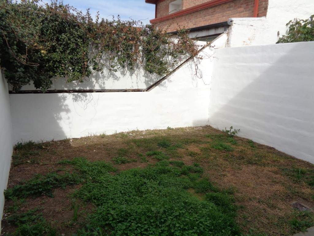 Barrio Alto Verde - Casa de Categoría de 3 Dormitorios, 1 en Suitte con Vestidor, Amplia con Cocina Comedor, 3 Baños, Cochera Doble y Patio