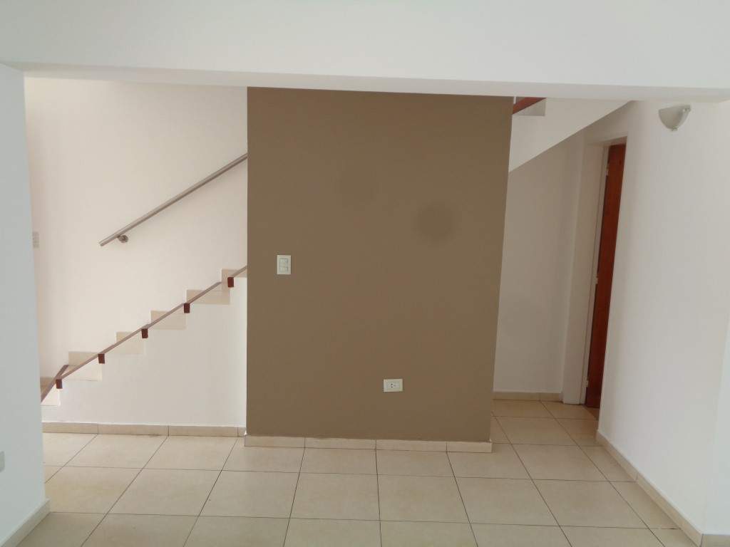 Barrio Alto Verde - Casa de Categoría de 3 Dormitorios, 1 en Suitte con Vestidor, Amplia con Cocina Comedor, 3 Baños, Cochera Doble y Patio