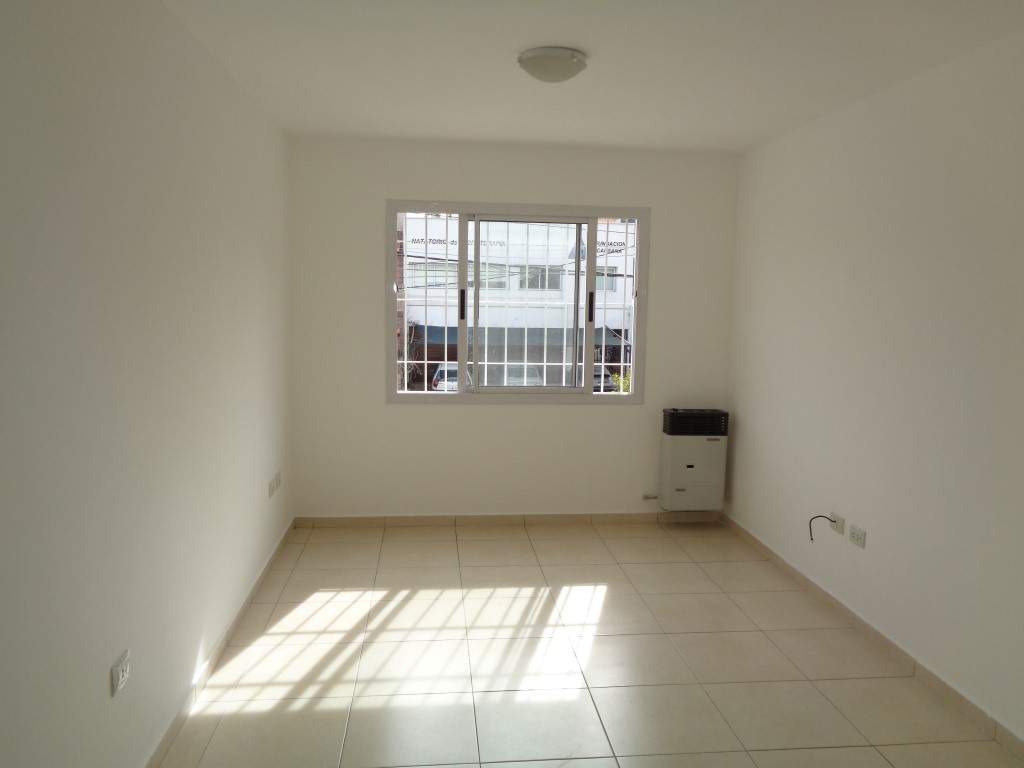 Barrio Alto Verde - Casa de Categoría de 3 Dormitorios, 1 en Suitte con Vestidor, Amplia con Cocina Comedor, 3 Baños, Cochera Doble y Patio