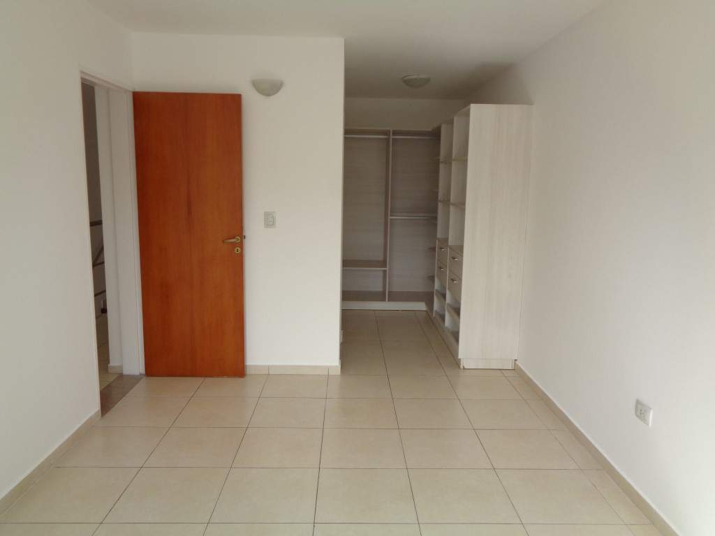 Barrio Alto Verde - Casa de Categoría de 3 Dormitorios, 1 en Suitte con Vestidor, Amplia con Cocina Comedor, 3 Baños, Cochera Doble y Patio