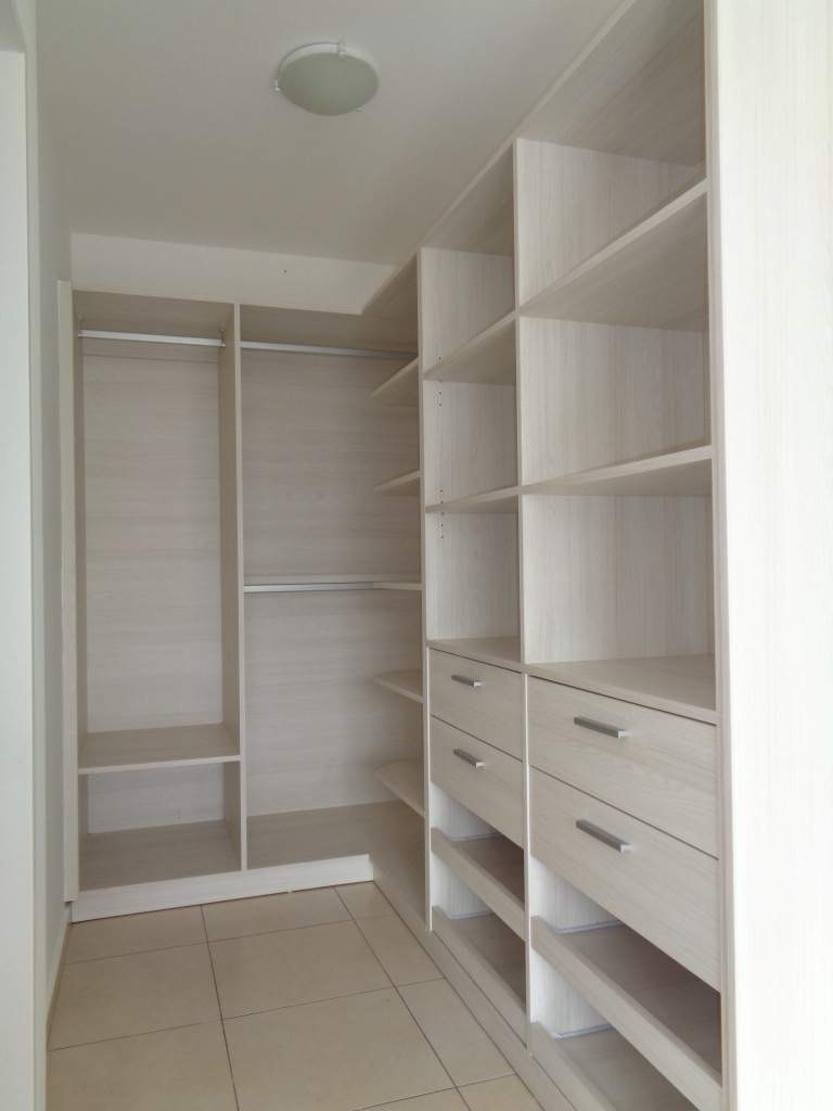 Barrio Alto Verde - Casa de Categoría de 3 Dormitorios, 1 en Suitte con Vestidor, Amplia con Cocina Comedor, 3 Baños, Cochera Doble y Patio