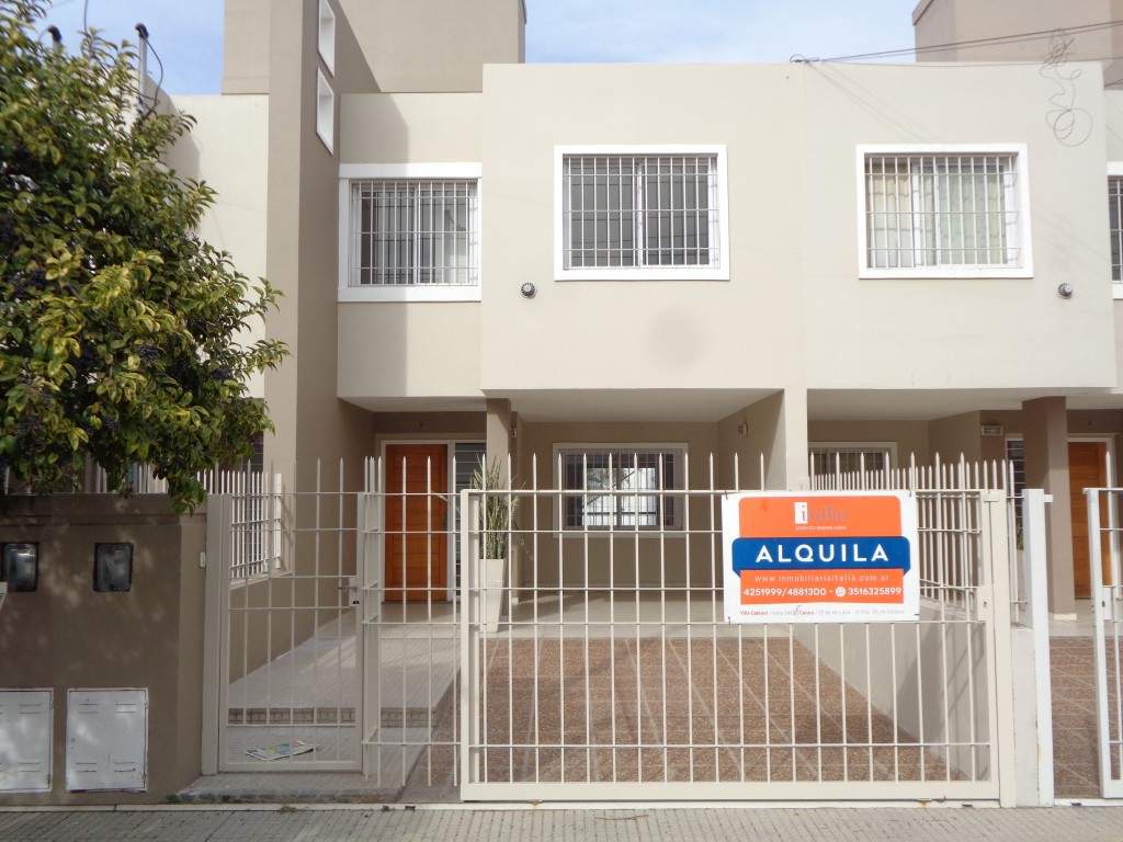 Barrio Alto Verde - Casa de Categoría de 3 Dormitorios, 1 en Suitte con Vestidor, Amplia con Cocina Comedor, 3 Baños, Cochera Doble y Patio